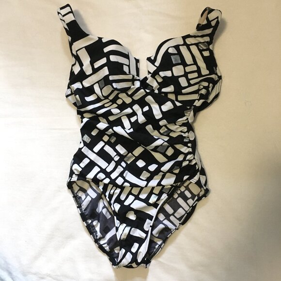Miraclesuit 'Must Have' One-Piece Allover Slimming Underwire Swimsuit - Picture 6 of 16
